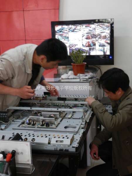 李老师指导实习操作维修液晶电视机